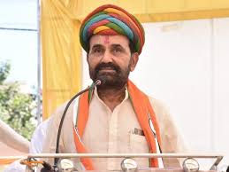 સરકાર કંઇક વિચિત્ર નિર્ણય કરી રહી છે શિયાળુ પાક પકવતા ખેડૂતોના ઘરમાં ડુંગળી આવી છે અને એ સમયે નિકાસબંધી કરીને ખેડૂતોના મોઢામાં આવેલ કોળીયો ઝુંટવી લેવાનું કામ કર્યું છે