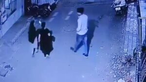 सूरत: सरेआम युवक ने की चार लड़कियों से छेड़छाड़, वारदात CCTV में कैद….सब एडिटर रजनीश पाण्डेय