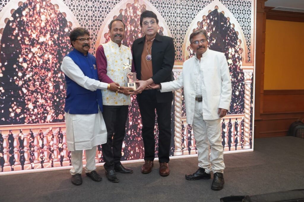 मुंबई – आर. राजपाल को मिला बेस्ट डिजाइनर अवार्ड……सह संपादक पंकज कुमार गुप्ता