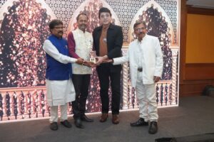 मुंबई – आर. राजपाल को मिला बेस्ट डिजाइनर अवार्ड……सह संपादक पंकज कुमार गुप्ता