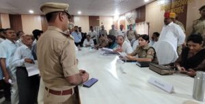 समाधान दिवस में जन समस्याओं की सुनवाई:कानपुर में समाधान दिवस पर जिलाधिकारी और पुलिस उपायुक्त पश्चिम ने लोगों की जन समस्याएँ सुनने के लिए जनता का अभिवादन किया। ग्रामीण और शहरी नागरिकों ने अपनी समस्याओं को साझा किया, जो सड़क, बिजली, और सुरक्षा से संबंधित थीं। अधिकारियों ने आश्वासन दिया कि उनकी समस्याओं का शीघ्र समाधान करेंगे, ताकि जनता को राहत मिल सके। यह आयोजन सामुदायिक सहयोग को बढ़ावा देने के लिए महत्वपूर्ण है