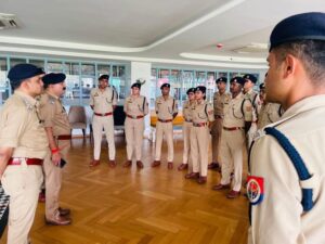 कानपुर – पुलिस उपायुक्त पूर्वी श्री श्रवण कुमार सिंह द्वारा यूपी दर्शन कार्यक्रम के अंतर्गत प्रशिक्षण प्राप्त कर रहे पीपीएस अधिकारीयों से कानपुर नगर स्थित ग्रीन पार्क स्टेडियम में शिष्टाचार भेंट की।