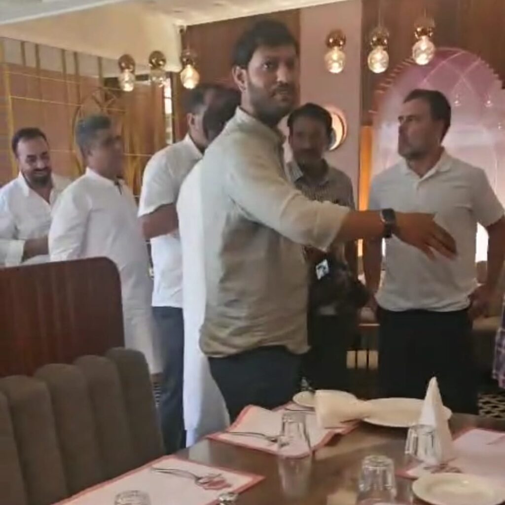 राहुल गांधी का गुजरात में ‘साधारण’ अंदाज़, सिमरन रेस्टोरेंट में लिया शाकाहारी भोजन,