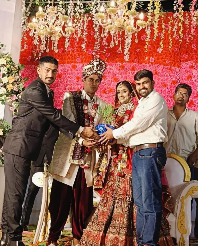 जब वर-वधु ने पौधे को थामा, धरती मुस्कुरा उठी: पीपल मैन डॉ. रघुराज प्रताप सिंह की एक हरित क्रांति बाँदा उत्तर प्रदेश