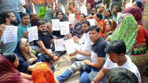 मथुरा की राया में कटरा बाजार फाटक बंद करने के खिलाफ विरोध तेज