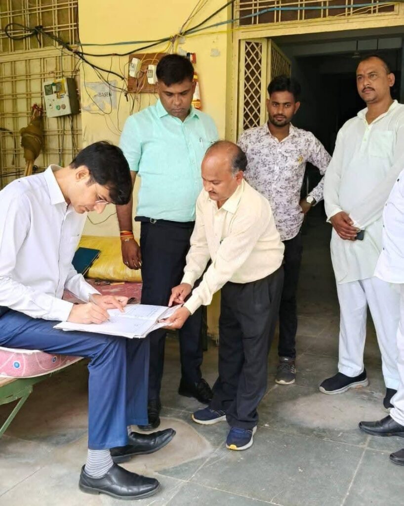 निवाड़ी में कलेक्टर ने किया ईवीएम स्ट्रांग रूम का निरीक्षण