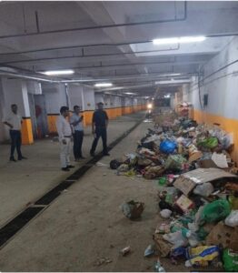 ग्रेटर नोएडा की सोसायटी के बेसमेंट में बना दिया गया कूड़ा घर, प्राधिकरण ने लगाया जुर्माना