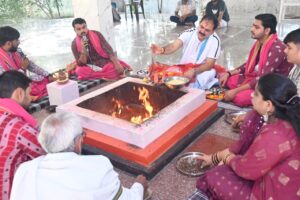 शारदीय नवरात्र के प्रथम दिन सौंख पाली डूंगरा स्थित केएम विश्वविद्यालय में सहस्त्र चंडी महायज्ञ और देवीपुराण पाठ का शुभारंभ विधि-विधान से हुआ।