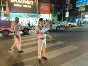 कानपुर में ट्रैफिक व्यवस्था दुरुस्त करने के लिए पुलिस उपायुक्त यातायात रवीन्द्र कुमार ने सात प्रमुख चौराहों का किया भौतिक निरीक्षण