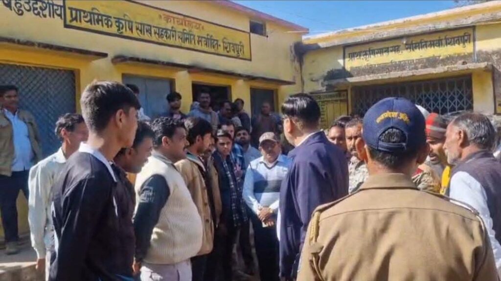 कलेक्टर विवेक श्रोत्रिय ने यूरिया खाद वितरण व्यवस्था का किया निरीक्षण, किसानों की सुविधा के लिए अतिरिक्त पीओएस मशीन के निर्देश