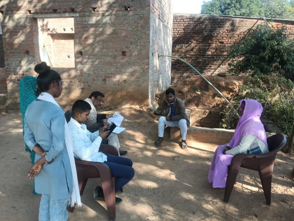 निवाड़ी जिले के चकरपुर में स्वास्थ्य विभाग की टीम ने घर-घर जाकर बनाए आयुष्मान कार्ड