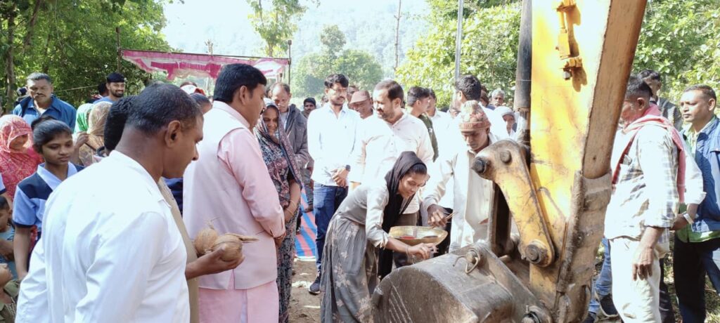 સંતરાપુર તાલુકાના ટિંભરવામાં ₹1.88 કરોડના રોડ કામનું ખાતમુહૂર્ત, ધારાસભ્ય ડૉ. કુબેરભાઈ ડિંડોરના વરદહસ્તેવિધિ પૂર્ણ
